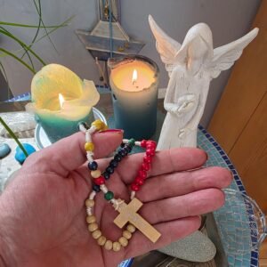 Kleiner 30 cm Rosenkranz für Kinder und Erwachsene mit bunten Holzperlen handgeknüpft aus Deutschland - Image 2