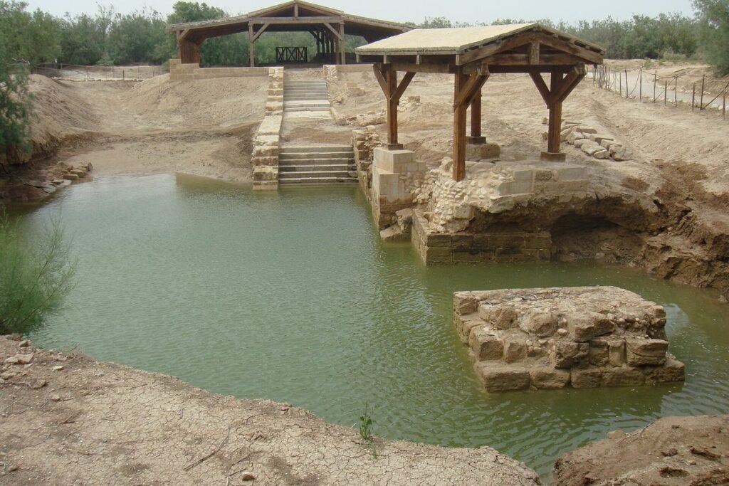 Wasserbecken mit Steinstufen und Holzdächern an der Taufstelle am Jordan