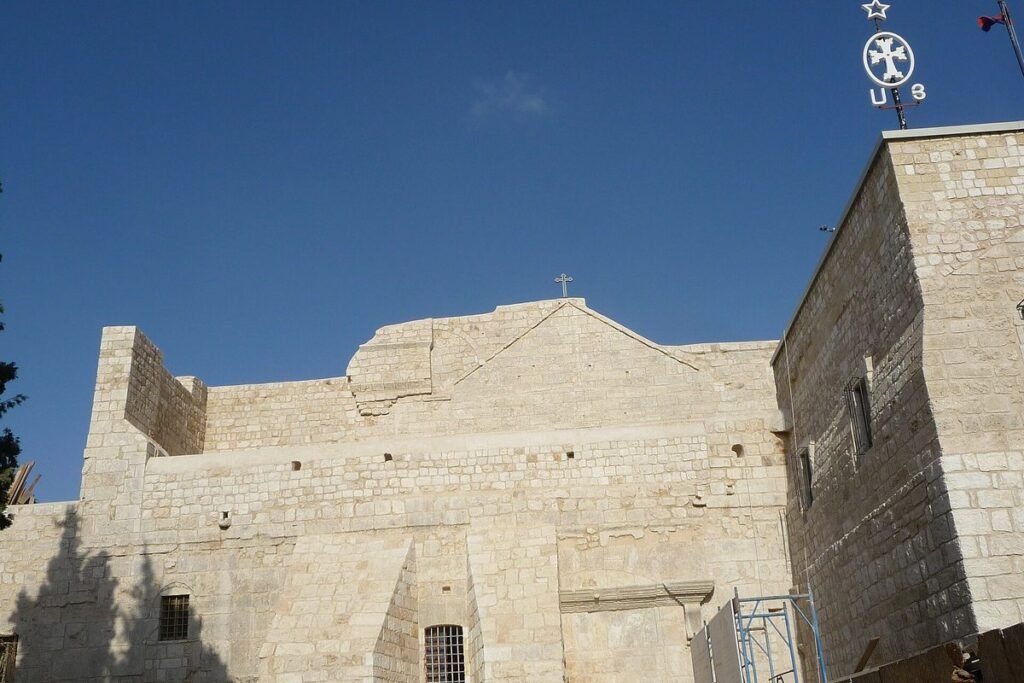 Mauern der Geburtskirche aus hellem Stein vor blauem Himmel