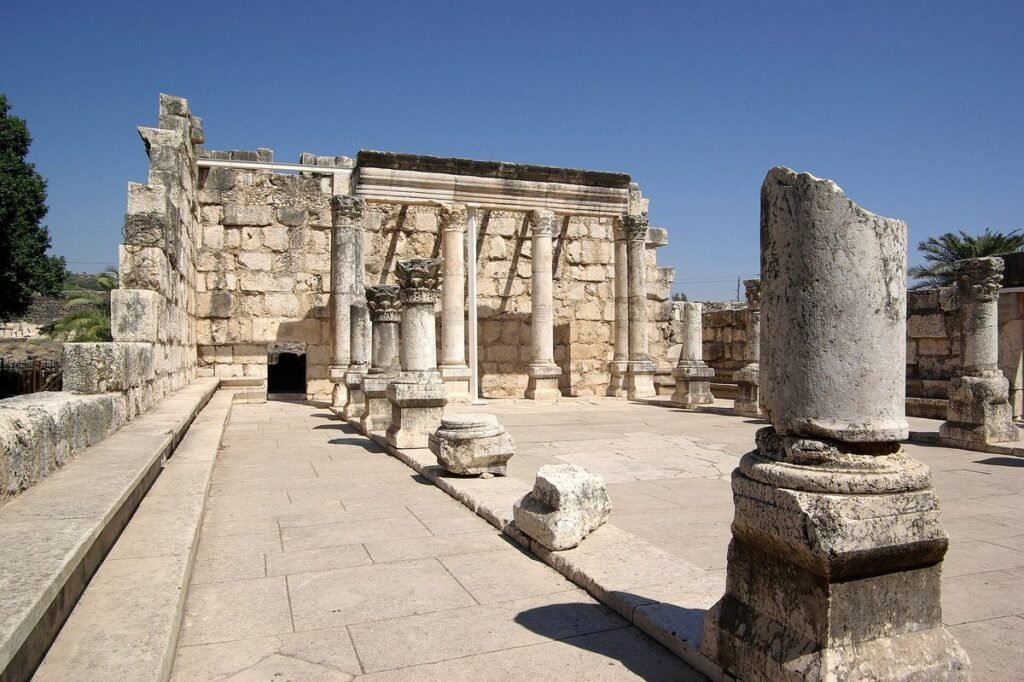 Säulen und Mauern der Synagogenruine von Kafarnaum aus hellem Kalkstein