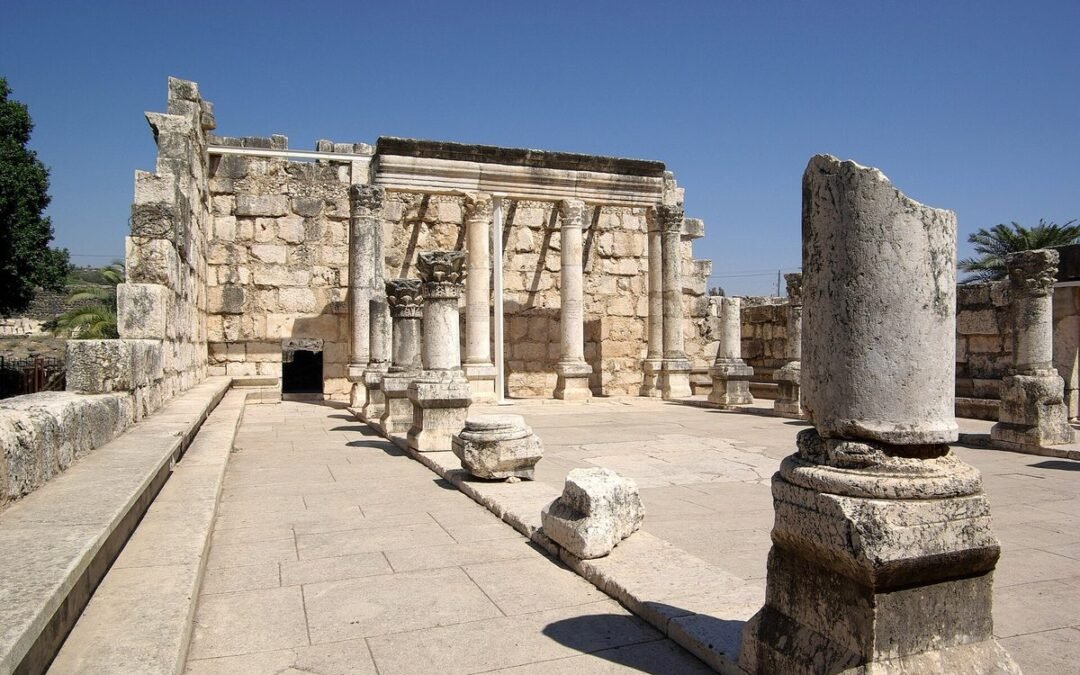 Säulen und Mauern der Synagogenruine von Kafarnaum aus hellem Kalkstein