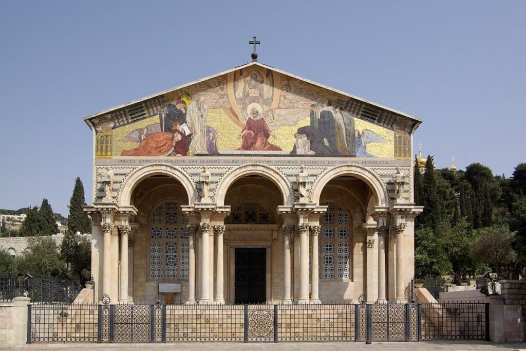 Fassade der Kirche der Nationen mit Säulenvorhalle und goldenem Mosaik