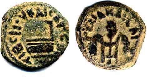 Zwei Seiten einer kleinen Bronzemünze mit griechischer Umschrift