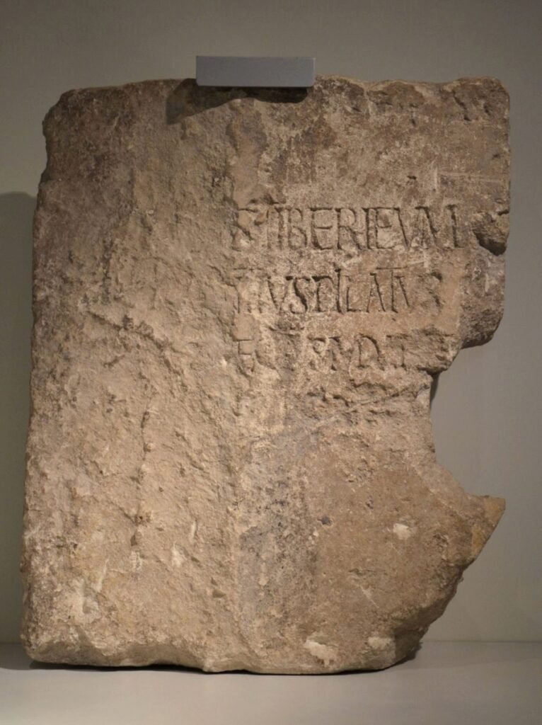 Kalksteinblock mit lateinischer Inschrift, in der der Name des Pilatus steht