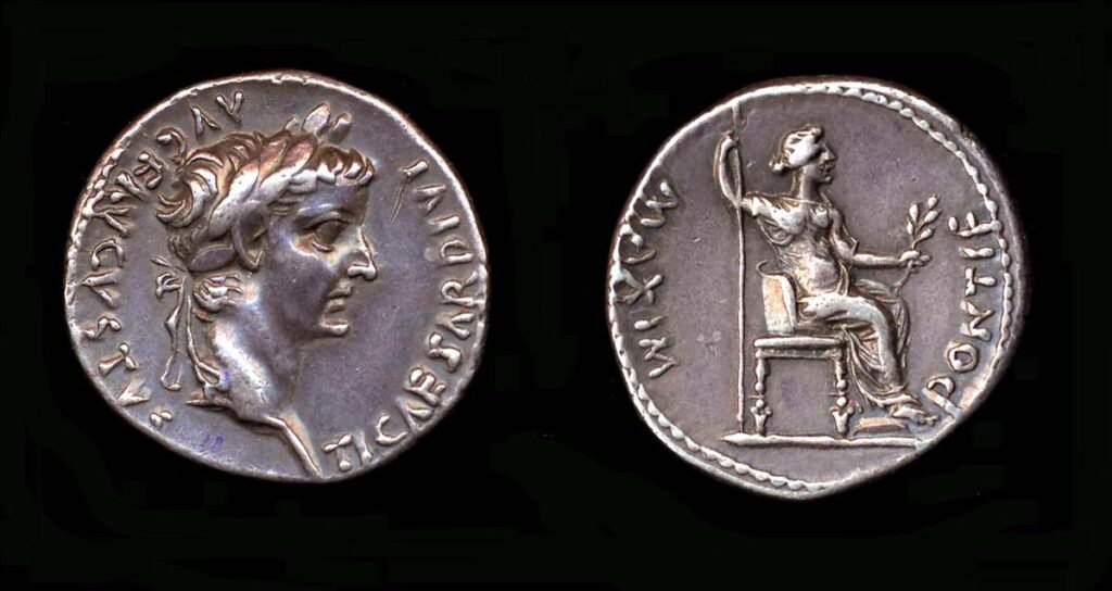 Silbermünze mit dem Kopf des Tiberius und einer sitzenden Frauengestalt